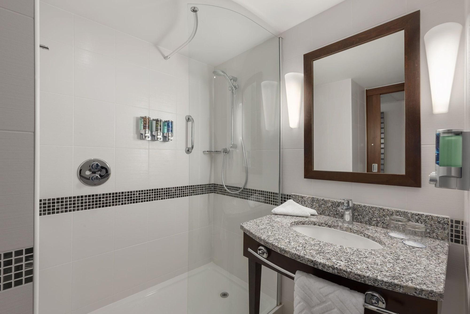 Отель Hampton By Hilton Luton Airport Экстерьер фото