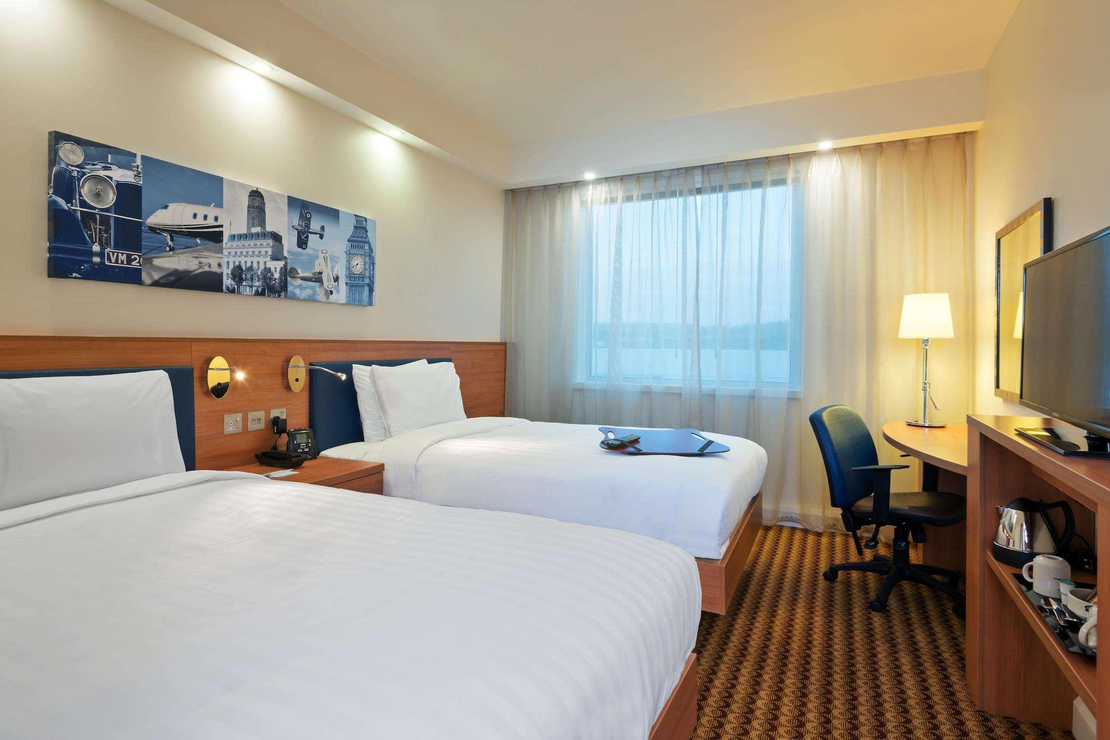Отель Hampton By Hilton Luton Airport Экстерьер фото