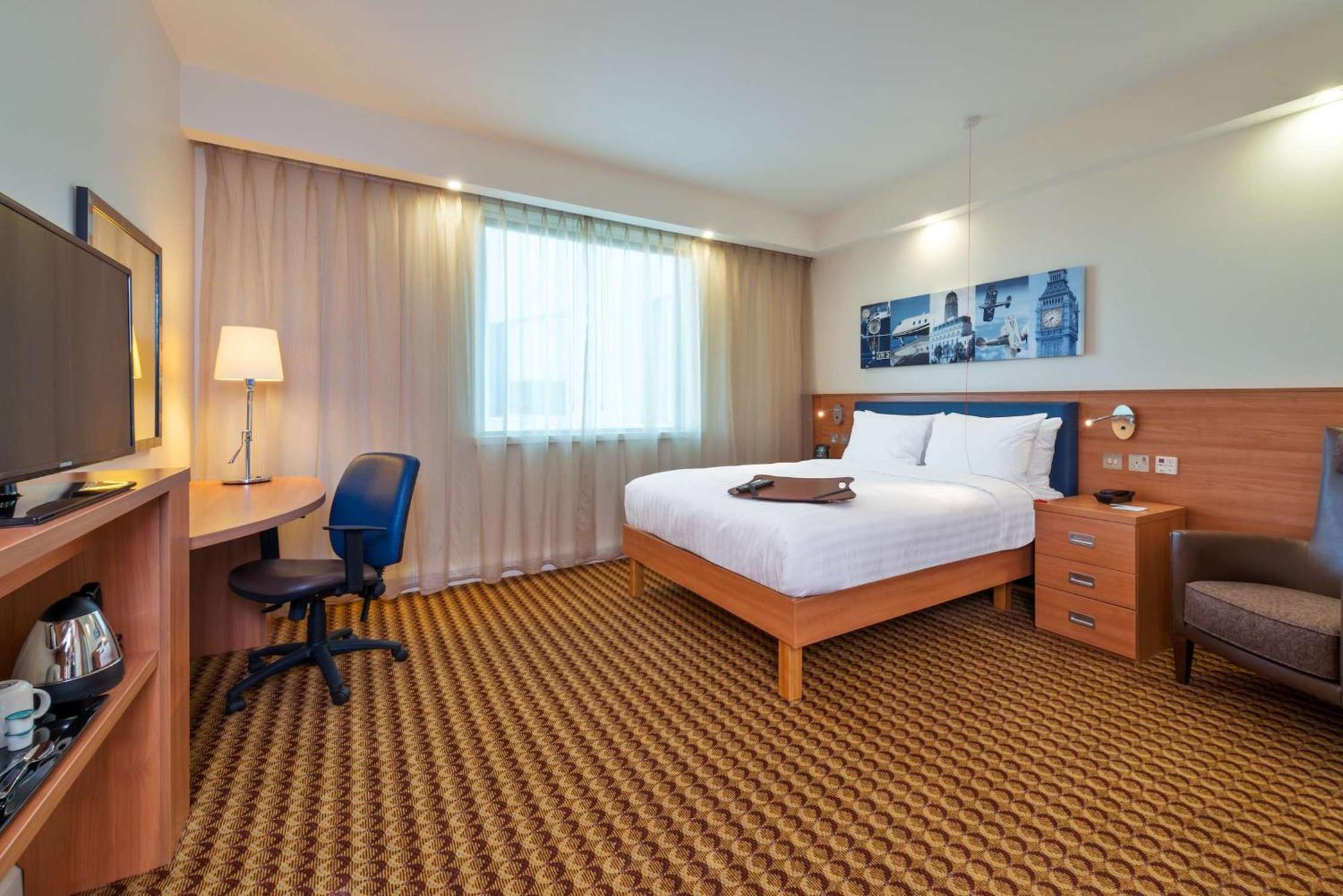 Отель Hampton By Hilton Luton Airport Экстерьер фото