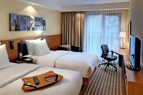 Отель Hampton By Hilton Luton Airport Экстерьер фото