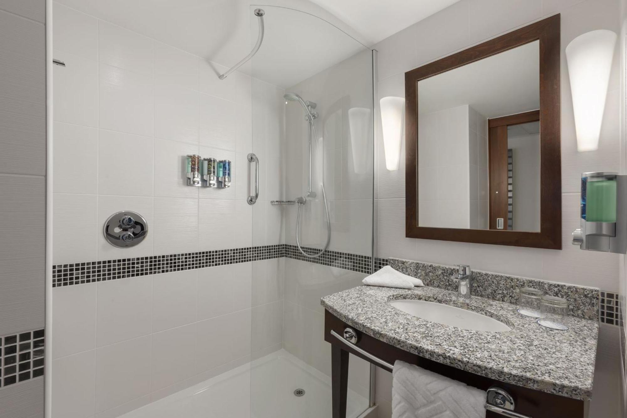 Отель Hampton By Hilton Luton Airport Экстерьер фото