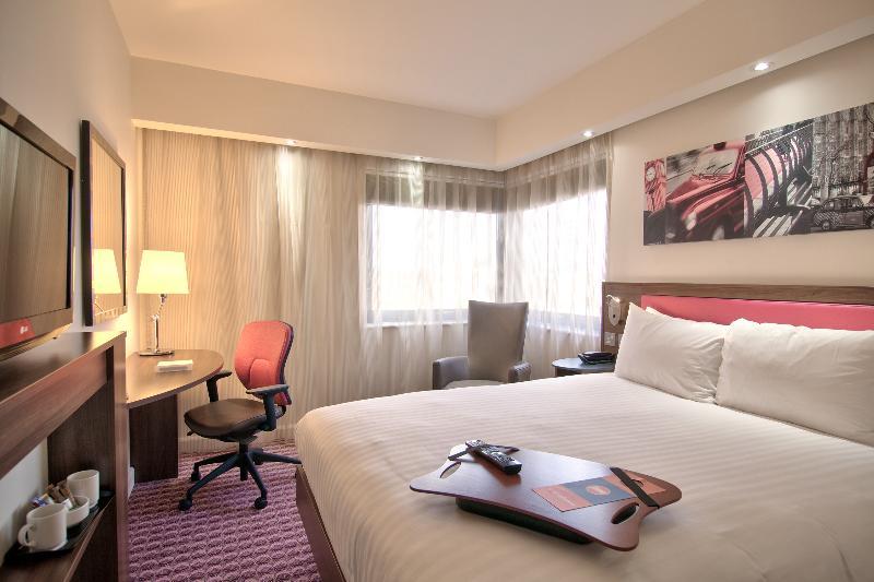 Отель Hampton By Hilton Luton Airport Экстерьер фото
