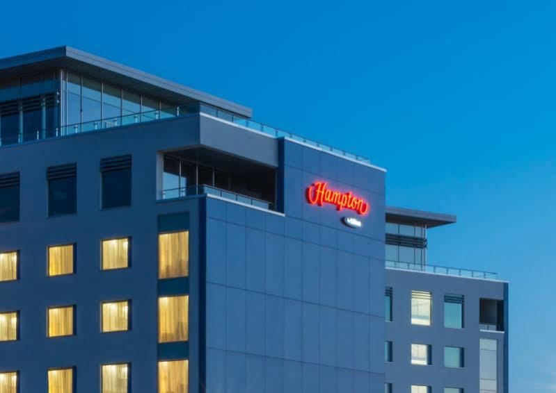 Отель Hampton By Hilton Luton Airport Экстерьер фото