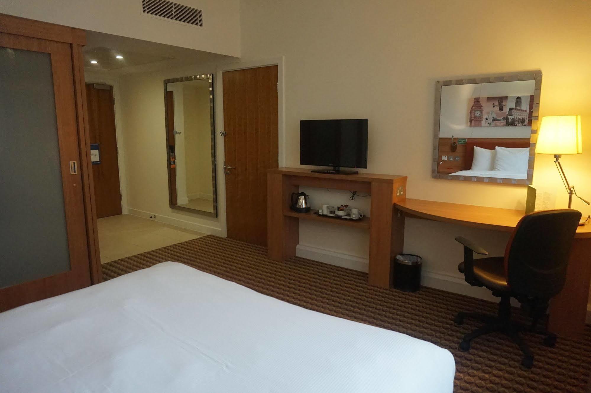 Отель Hampton By Hilton Luton Airport Экстерьер фото