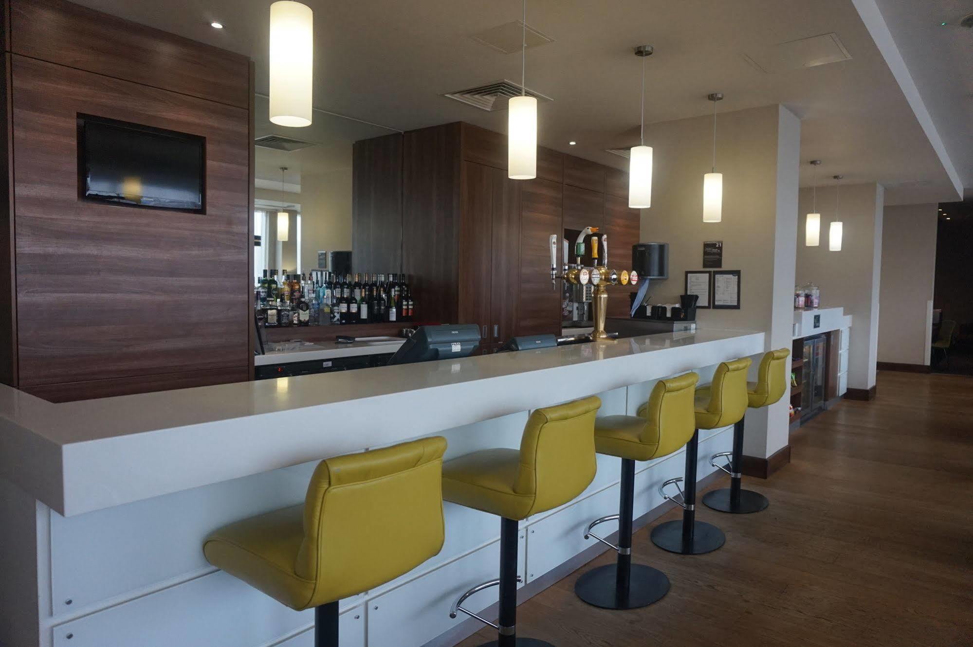 Отель Hampton By Hilton Luton Airport Экстерьер фото